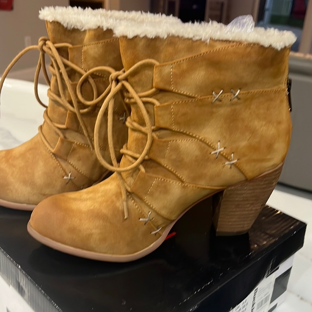 Stylish boots from buckle